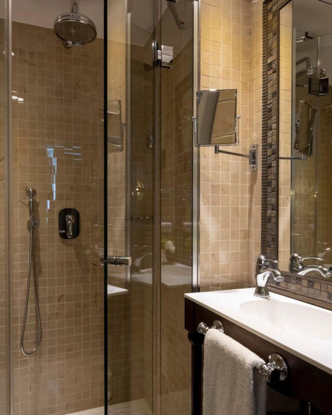 Heavenwood Near Delhi Airport Hotel 4*
